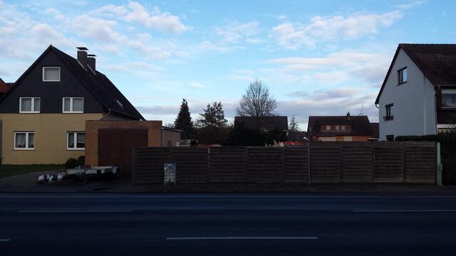 Hinter diesem hässlichen Zaun stand Haus Nr. 91. Davor soll auf dem Gehsteig der Brunnen Bierstraße gewesen sein.
