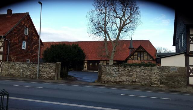 Irgendwo an dieser Mauer des Posthofes Nr. 79 befand sich straßen- und hofwärts je eine Pumpe. Sie wurden über eine Röhrenleitung vom Brunnen Schmiedestr./Bierstr. mit Wasser versorgt.