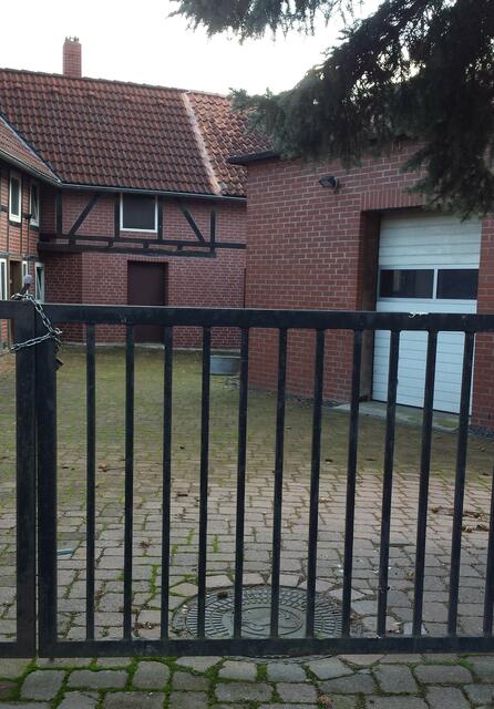 Im Vordergrund der inzwischen verdeckelte Giesekenbrunnen auf dem Grundstück Nr. 17
