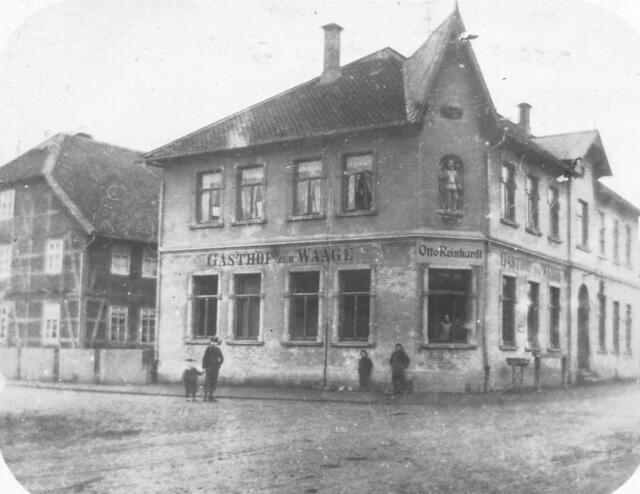 Links im Bild an der Nordostecke des Hauses Nr. 65 ist weder der Brunnen Schmiedestraße/Bierstraße noch die Pumpe vorhanden.