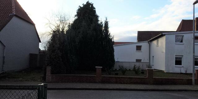 Zwischen den Häusern Nr. 124 (links) und Nr. 28 (rechts) befand sich vor dem Hausgarten (am Boomgaren) der Brunnen Breite Straße. Sein Ursprung war ein offener Spring.