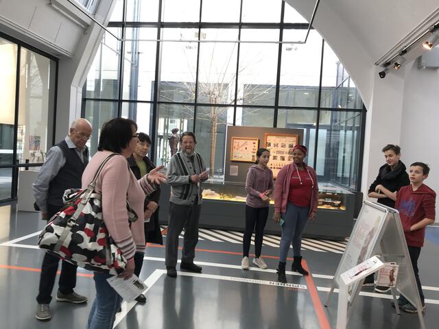 Lehrerin Eva-Maria Lettenmeier, die die Schüler AG Wetterstein betreut, mit den Schülern der Franz-von-Assisi-Schule und den Senioren des Ruhesitz Wetterstein im Textilmuseum.