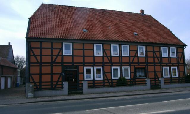 Hof Nr. 57, früher eine bedeutende Gastwirtschaft, wurde über eine Röhrenleitung mit Wasser aus dem Brunnen Schmiedestraße/Bierstraße versorgt.