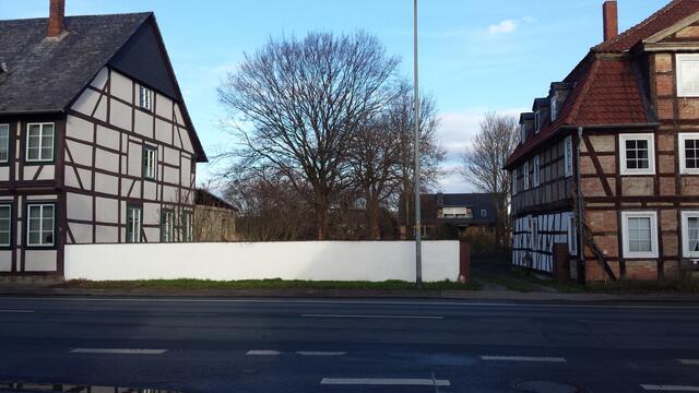 Hinter der weißen Mauer stand die Scheune von Haus Nr. 80. Davor stand eine Pumpe. Sie pumpte das Wasser aus dem Brunnen Clagesstraße.