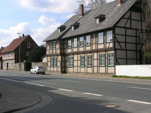 Der Posthof Nr. 79 wurde ebenfalls über eine Röhrenleitung vom Brunnen Schmiedestr./Bierstr. mit Wasser versorgt. Im Eingangsbereich (links im Bild) befand sich an der Straßen- und Hofseite je eine Pumpe.