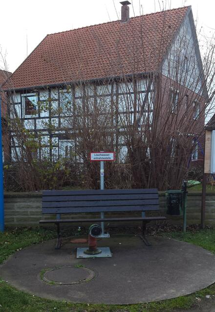 Der Brunnen Schmiedestr./Bierstr. dient jetzt der Löschwasserversorgung. Im Hintergrund Haus Nr. 63, das über eine Röhrenleitung aus dem Brunnen versorgt wurde. Wegen der Pumpe nannte man den Hofeigentümer "Schucken-Unverzage" oder kurz "Schucke".