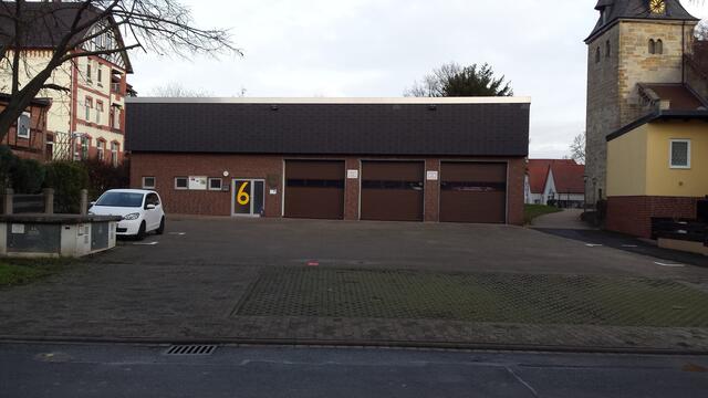 An der Stelle des1976 errichteten Feuerwehrgerätehauses stand früher die Kleine Schule Nr. 163, später Küsterhaus genannt. Auf dem Platz befand sich ein Brunnen, der über eine Rohrableitung des Himsobrunnens gespeist wurde.