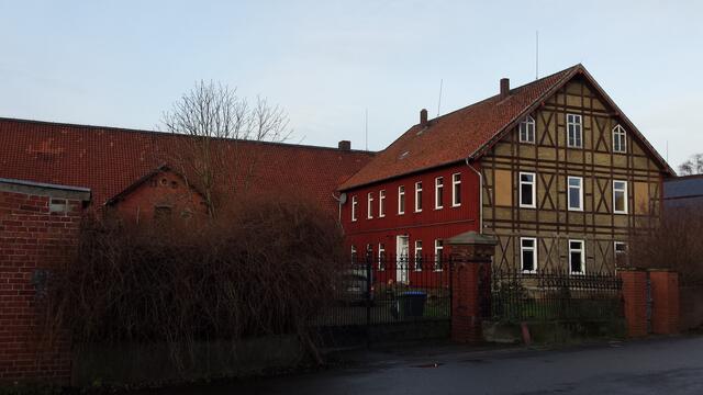Hof Nr. 157, Torhof, bezog sein Wasser über eine Röhrenleitung aus dem Giesekenbrunnen.