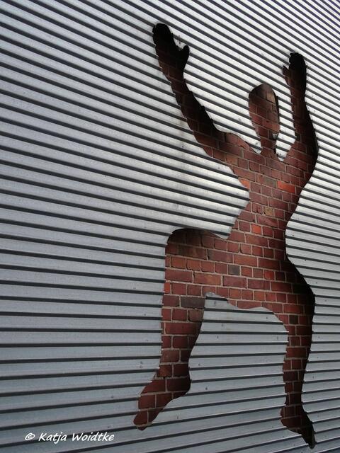 Bilderwand in Hainholz https://www.myheimat.de/hannover-hainholz/kultur/kunst-in-hannover-bilderwand-in-der-bertramstrasse-d3098165.html (Foto: Katja Woidtke)