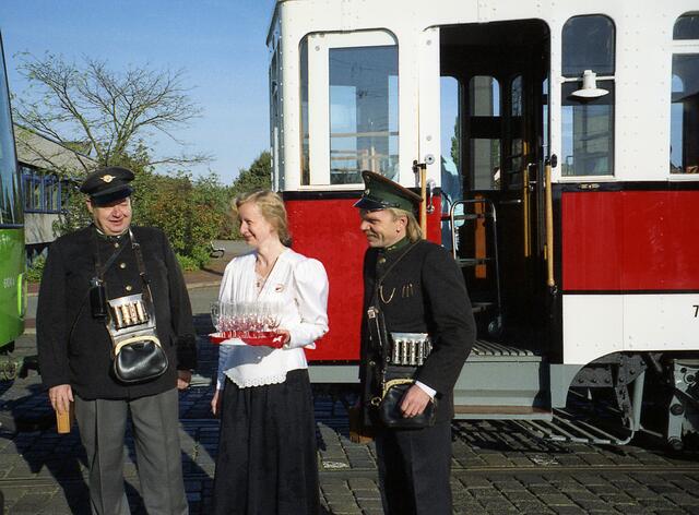 Es wurden Getränke serviert und die Straßenbahnschaffner verkauften ihre Billetts in  historischen Uniformen