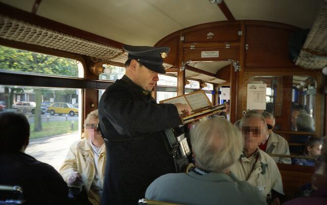 Wie zu Großvaters Zeiten: Fahrscheinverkauf während der Fahrt.