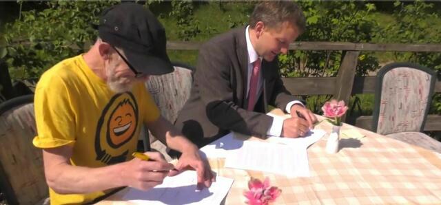 Dr. Badenschier und der neue Wirt aus Enden bei der Unterzeichnung des Vertrages im Freilichtmuseum Mueß.Muss irgendwie ein einseitiger Vertrag gewesen sein , wenn eine Vertragspartei einfach so verschwinden kann.
