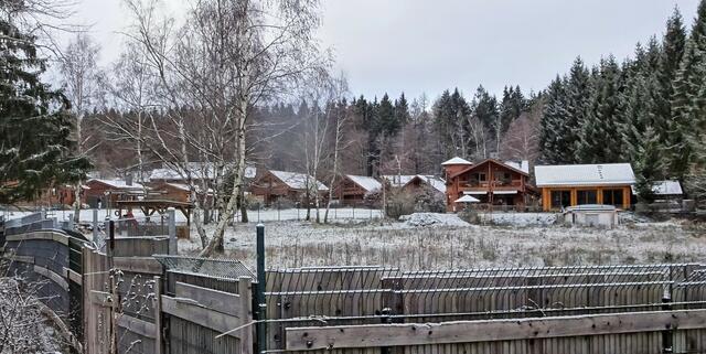 ein Blick über die Einzäunung des Ferienparks Merkelsbach