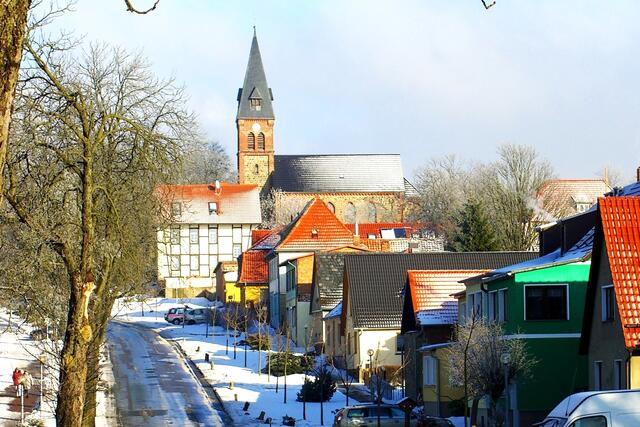 die Hauptstraße von Friedrichsbrunn mit der 1879/80 aus Granitsteinen errichten Kirche. Zum Gedenken des von den Nationalsozialisten  ermordeten evangelischen Pastors Dietrich Bonhoeffer wurde 1996 die St. Andreaskirche in Bonhoeffer Kirche umbenannt. Die Familie Bonhoeffer hatte in Friedrichsbrunn ein Ferienhaus.(Archivbild)