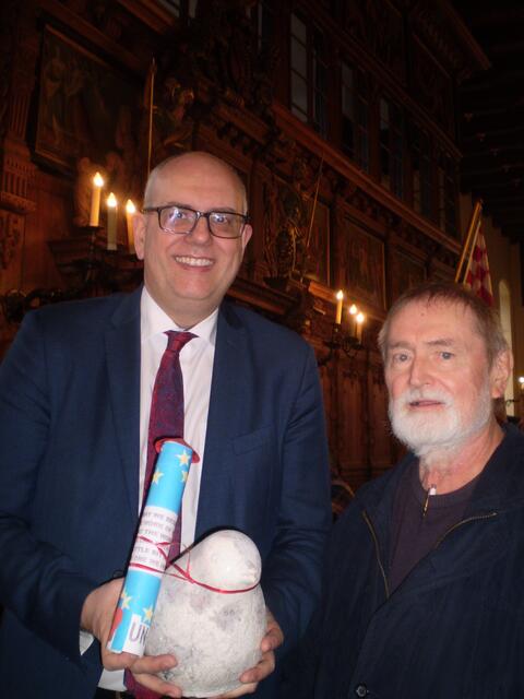 Herr Dr. Andreas Bovenschulte mit der Bremer Schultaube am 1. Januar 2020 im Bremer Rathaus | Foto: Silke Harth