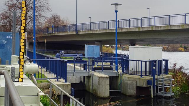 An der Wehranlage erfolgt die Hochwasserentlastung des Mühlenteichs über den Wallensteingraben zur Wismarbucht. Foto: Helmut Kuzina