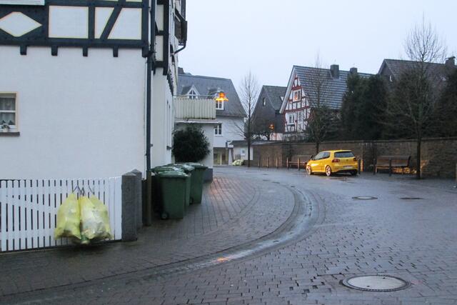 Auch in der oberen Hauptstraße sind neben geleerten Papiertonnen gelbe Säcke zu sehen, die nicht abgeholt wurden.