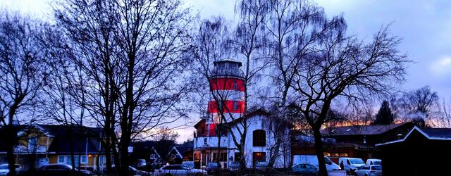 Der urige Leuchtturm gehört zu einer Saunalandschaft.