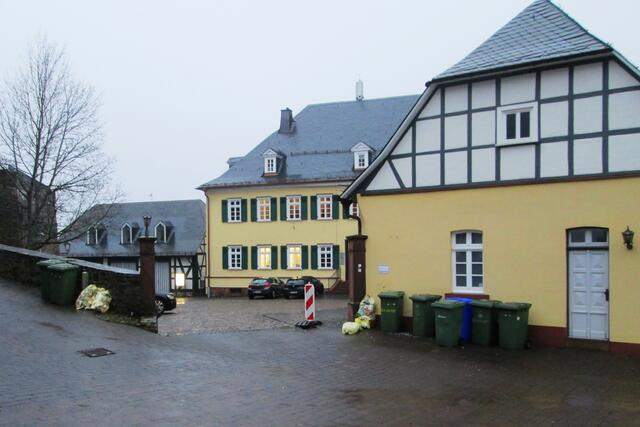 Die gelben Säcke in Battenberg liegen heute beim Aufgang zum Pfarramt und vor dem Eingang der Stadtverwaltung neben den Papiertonnen.