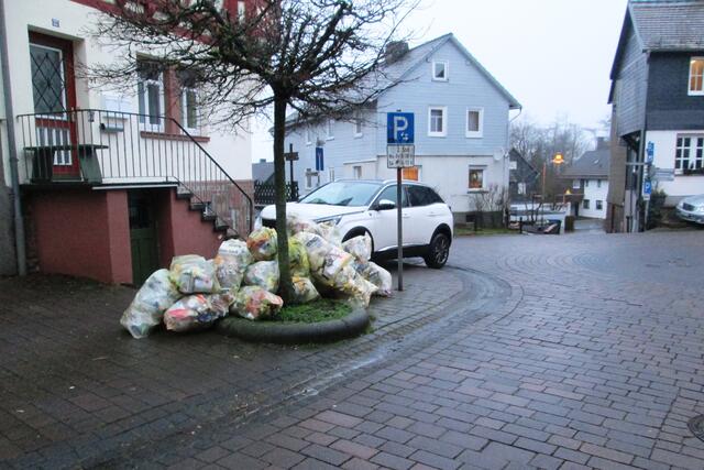 Bereit gelegte, aber nicht abgeholte gelbe Säcke.