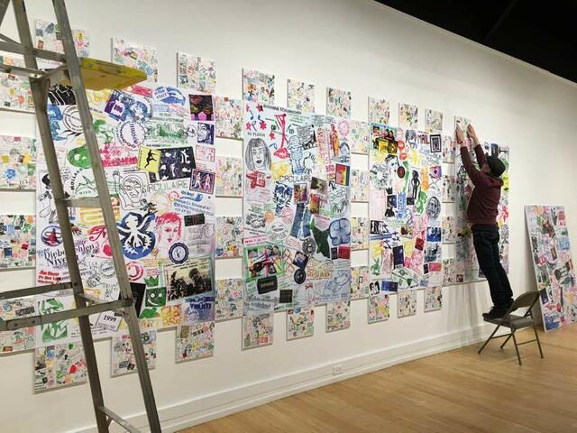 Arbeiten von einem bekannten MailArt Künstler Roysuke Cohen aus Japan, der  hier auf dem Foto im mittleren Bereich für mich eine Arbeit erstellt hat. Die Aufnahme zeicht Chuck Welch beim Aufbau seiner Ausstellung in den USA. | Foto: Chuck Welch, USA