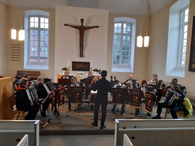Harmonie zwischen neuem Dirigenten und dem Orchester - das passt....nach nur 4 Wochen zum "beschnuppern "! Klasse!