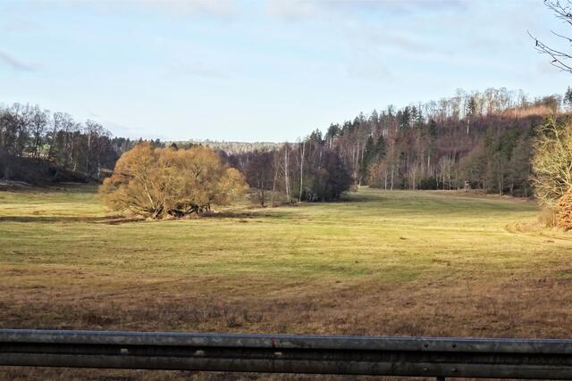 Blick von L242 auf das Uhlbachtal, rechts im Bild der Brachmannsberg. Von dort verläuft ein Stollen zur Grubenwasserreinigung im Uhlbachtal