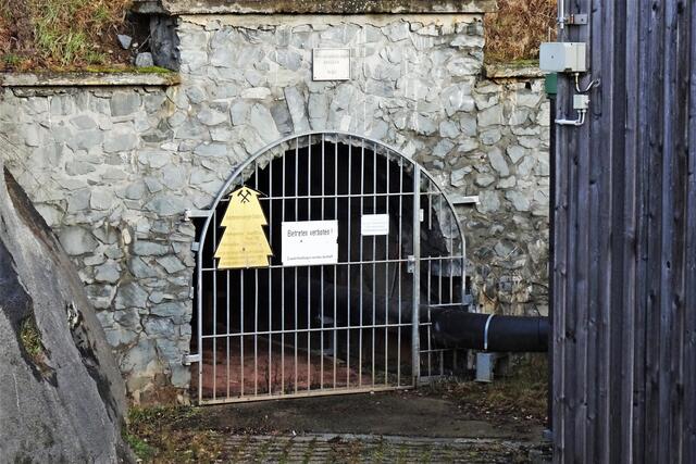 dieser  2.350 m lange Stollen wurde von 1995 bis 1998 angelegt. Er dient zur Ableitung von Grubenwasser aus dem Grubenrevier Brachmannsberg. Er ist Teil der Grubenwasserreinigungsanlage Uhlenbachtal