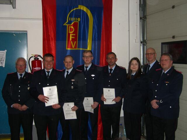 v.l.n.r.: stellv. Ortsbrandmeister Dirk Meier, Hauptlöschmeister Daniel Hauser, Oberlöschmeister Tobias Berndt, Hauptfeuerwehrmänner Jonas Klenke und Norman Schiering, Feuerwehrfrau Merle Schmalz, Stadtbrandmeister Henning Brüggemann, Ortsbrandmeister Jörg Penzold