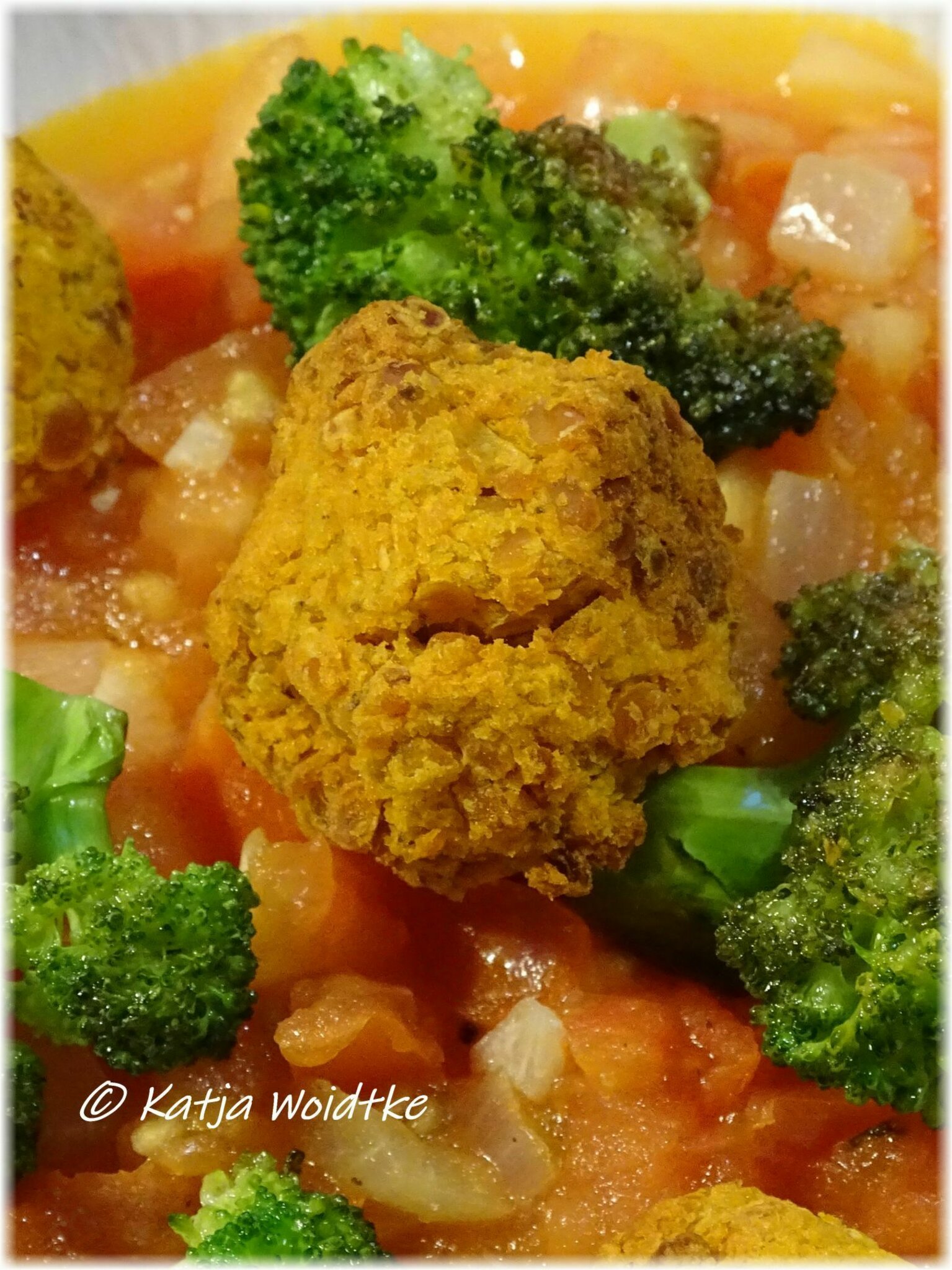 Rezepte zum Veganuary: Linsenbällchen mit feurigen Tomaten und Broccoli ... Rezepte zum Veganuary: Linsenbällchen mit feurigen Tomaten und Broccoli ...