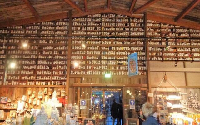 Teil der weltgrößten Kaffeekannen-Sammlung in "Karls Erlebnisdorf" in Zirkow.