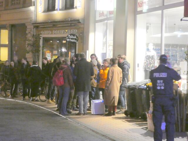Keine 30 Leute fanden sich zur Demo zum versauen ein.