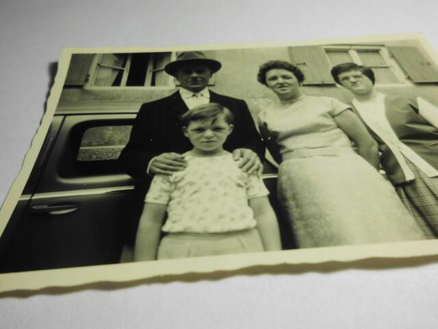 Vor dem Haus in der Schlosstraße / Lauingen, Mama Opa & Schwester.