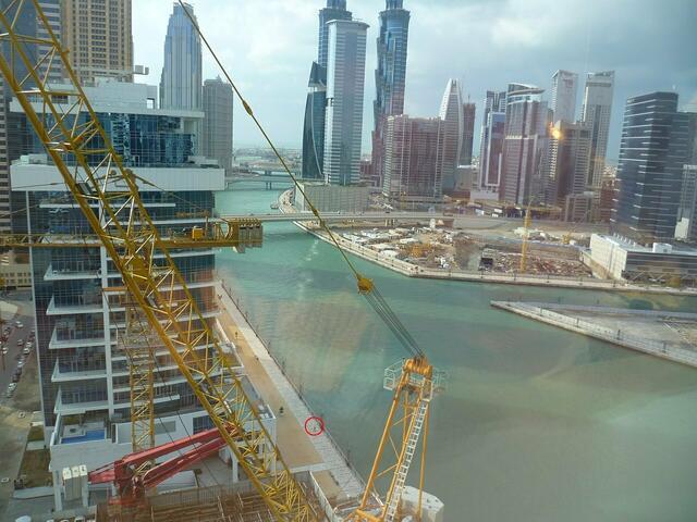 Unter Beobachtung aus der Höhe: Der Hänigser Spargelsprinter (eingekringelt). Fotos in der City von Dubai ohne Baukräne sind fast unmöglich.
Vom Canal Central Hotel kann man vor einer beeindruckenden Kulisse am Dubai-Kanal bis zum Persischen Golf (3,7 km) auf dem Boardwalk optimal laufen.