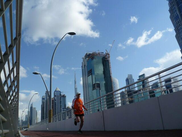 Auf der Brücke  Sheikh Zayed Road.