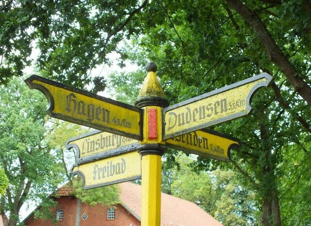 Historischer Wegweiser in Nöpke
