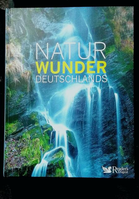 O`Brain schaut sich das Bild von mir in einem Bildband an !