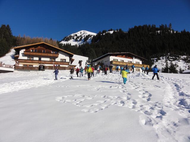 Sehr beliebt sind auch die parallel zu dem Skikursen angebotenen Schneeschuhwanderungen, hier in Brand in Tirol.