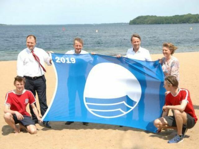 Die Stadt bezahlt auch noch für diese blaue Fahne eine Gebühr.