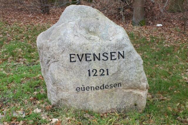 In Evensen erinnert der Denkstein schon länger an das Alter des kleinen Dorfes