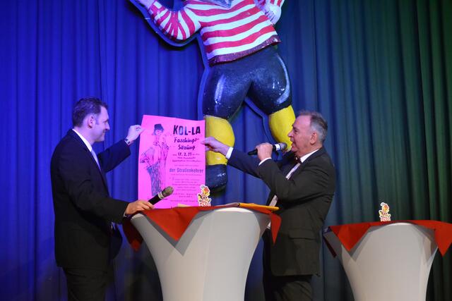 Durch das Programm führten der Sitzungspräsident Holger Franz und Ehrensitzungspräsident Karl-Heinz Wagner, hier mit dem allerersten KOL-LA-Plakat.