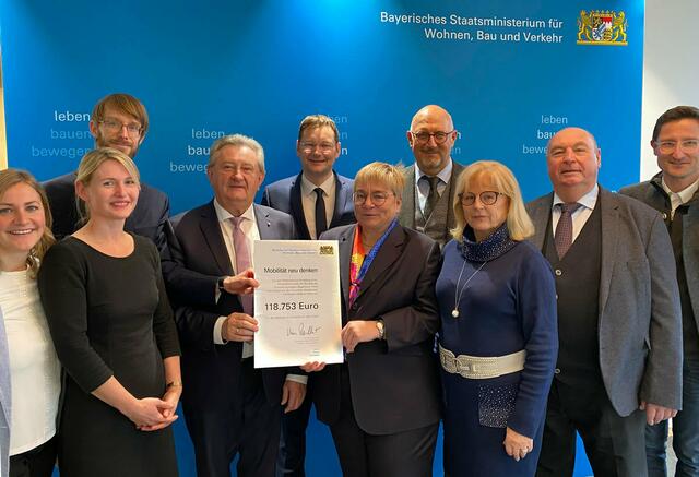 . v.l.n.r. Daniela Hellinger (Stadt Passau), Dr. Stefanie Duarte Fernandes (Lkr. Regen), Dr. Fabian Schroth (Fraunhofer Institut), Landrat Franz Meyer (Lkr. Passau), Staatsminister Dr. Hans Reichhart, Dr. Martina Schraudner (Fraunhofer Institut), MdL Manfred Eibl, Stv. Landrätin Helga Weinberger (Lkr. Freyung-Grafenau), Stv. Landrat Josef Färber (Lkr. Deggendorf), Prof. Dr. Markus Lemberger (Lkr. Cham) | Foto: Bayerisches Staatsministerium