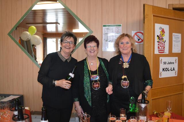 Ina Neis, Doris Zettl und Heidi Fuchs (von links) boten den Festgästen zu Beginn ein Glas Sekt an.