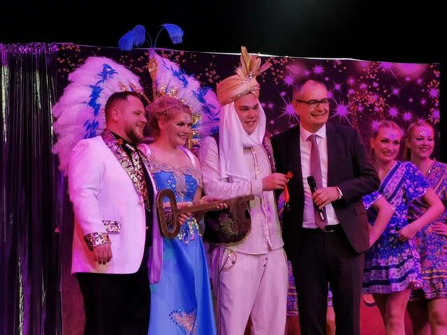 Der Bürgermeister Michael Wörle übergibt den Rathausschlüssel an das Prinzenpaar | Foto: Werner Zettl