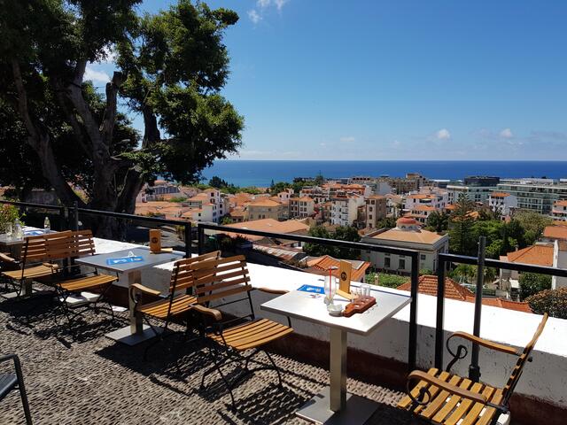 Das kleine Café mit grandioser Aussicht über Funchal und Atlantik.