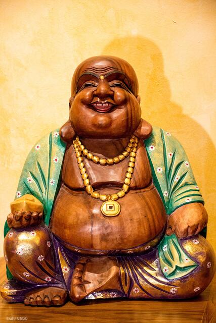 Kein Buddha, sondern Budai, the Laughing Man. Es soll Glück bringen, ihm über den Bauch zu streichen.