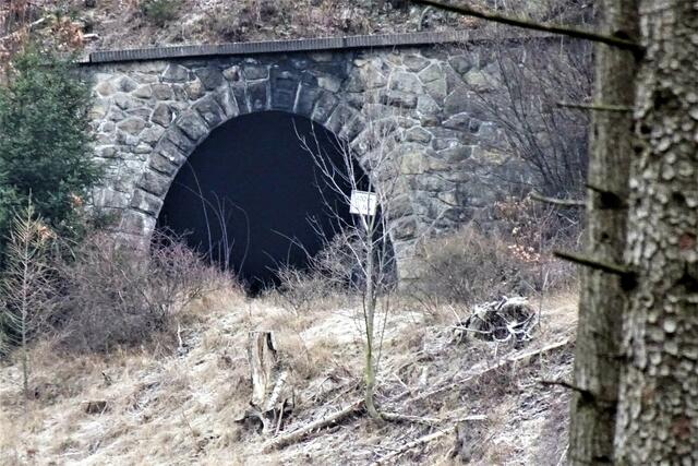 aus einer anderen Perspektive ist das Schild weiter nach links gewandert