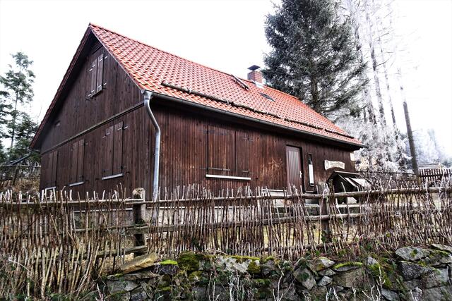 diese Hütte der Bergwacht stand früher mitten im Wald auf einer Wegekreuzungsinsel, heute ist die Hütte im Privatbesitz