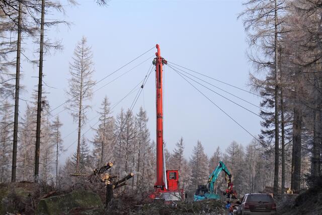 mit Hilfe der transportablen Krananlage werden die gefällten Bäume zum Verladen aus schwierigen Gelände gezogen. Früher mussten Pferde diese schwere Arbeit übernehmen.