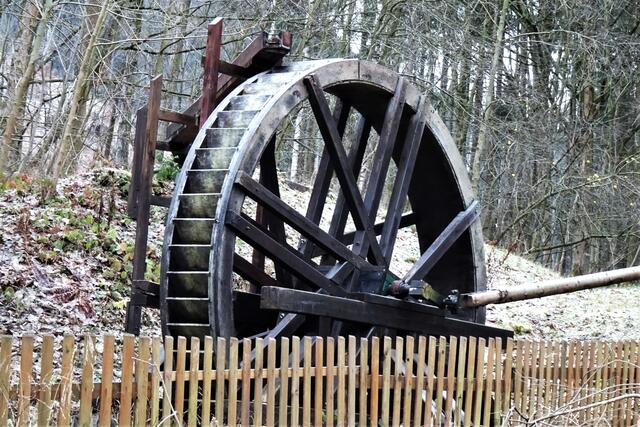 die Wasserkunst, an der Achswelle des Kunstrades ist eine Kurbel mit einem Zapfen angebracht. Mit Hilfe des dort drehbar angebrachte Holzgestänges wird die rotierende Bewegung des Wasserrades in eine lineare Bewegung umgewandelt.